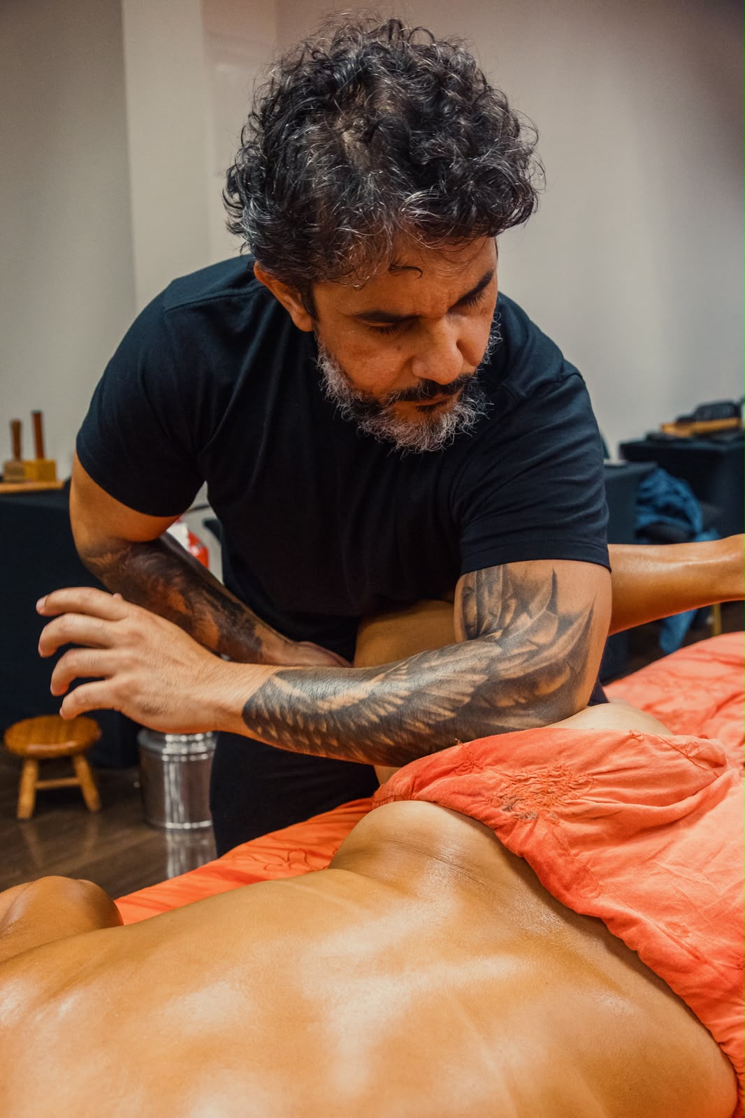 Marcyo Aguiar conduzindo um atendimento de massoterapia